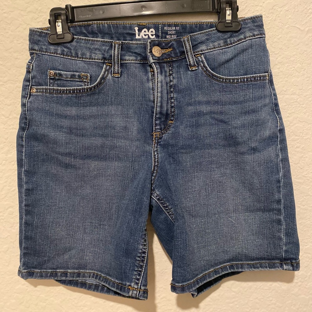 Size 6M Lee jean Bermudan shorts.